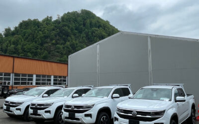 7x VW Amarok mit RHINO LININGS und Stangenträger TRAVERSO